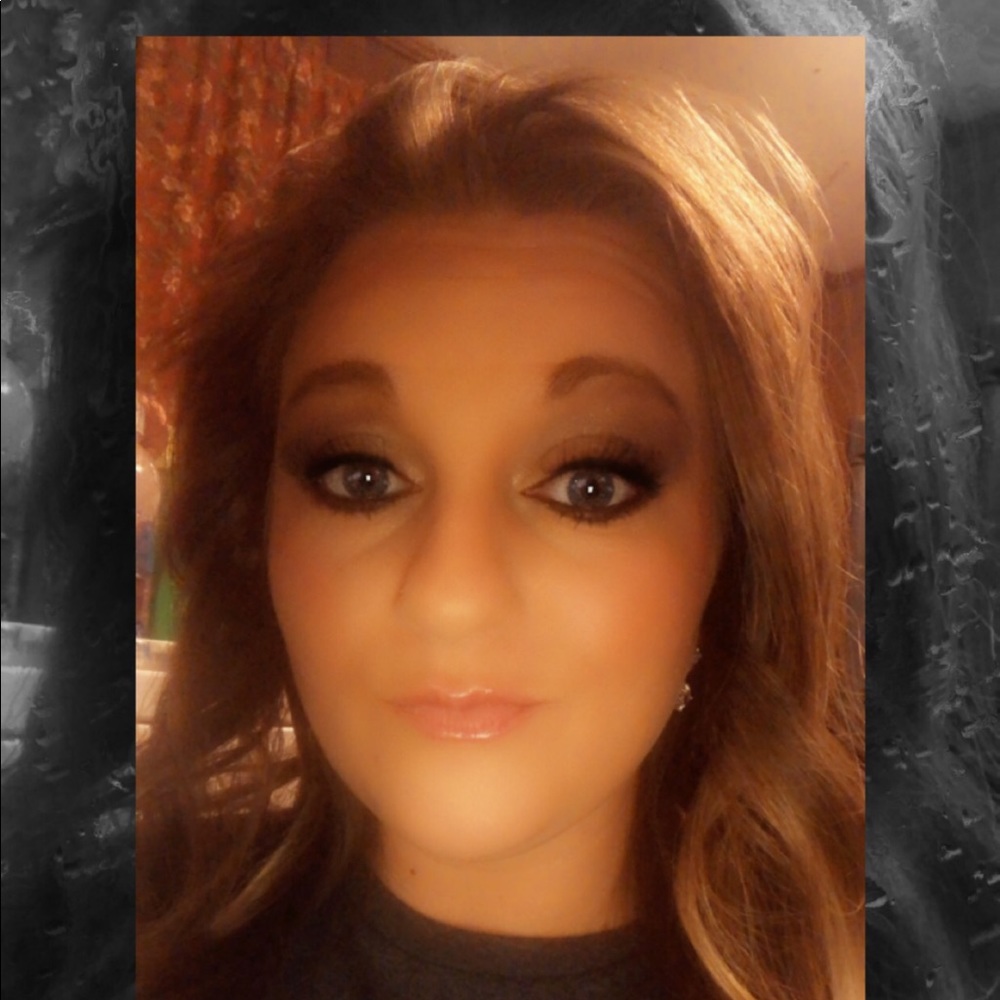 Meet your Posher, Casandra